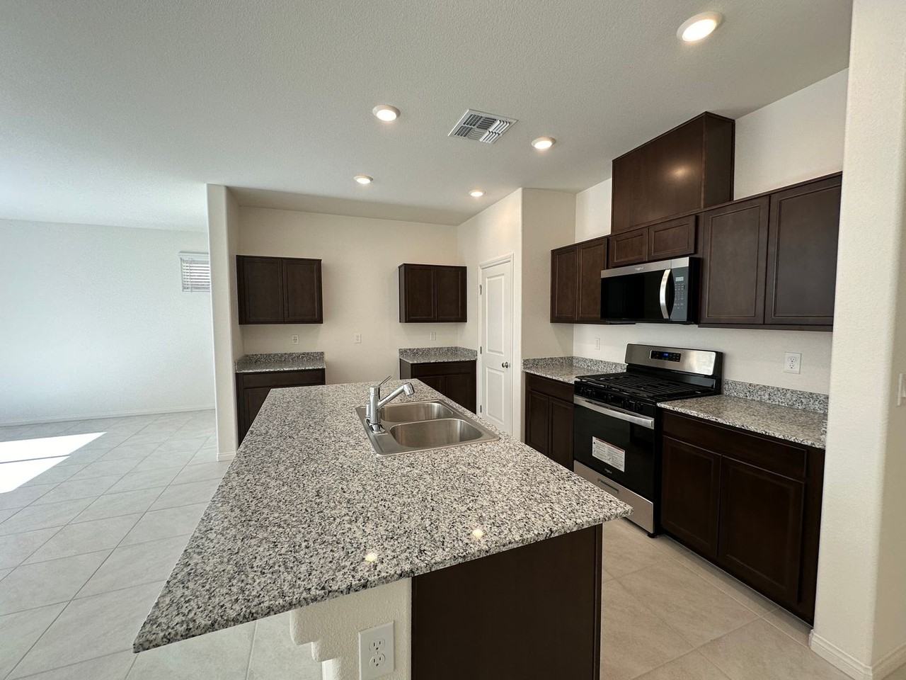 9079 Vesey Ave - Photo 2 of 41