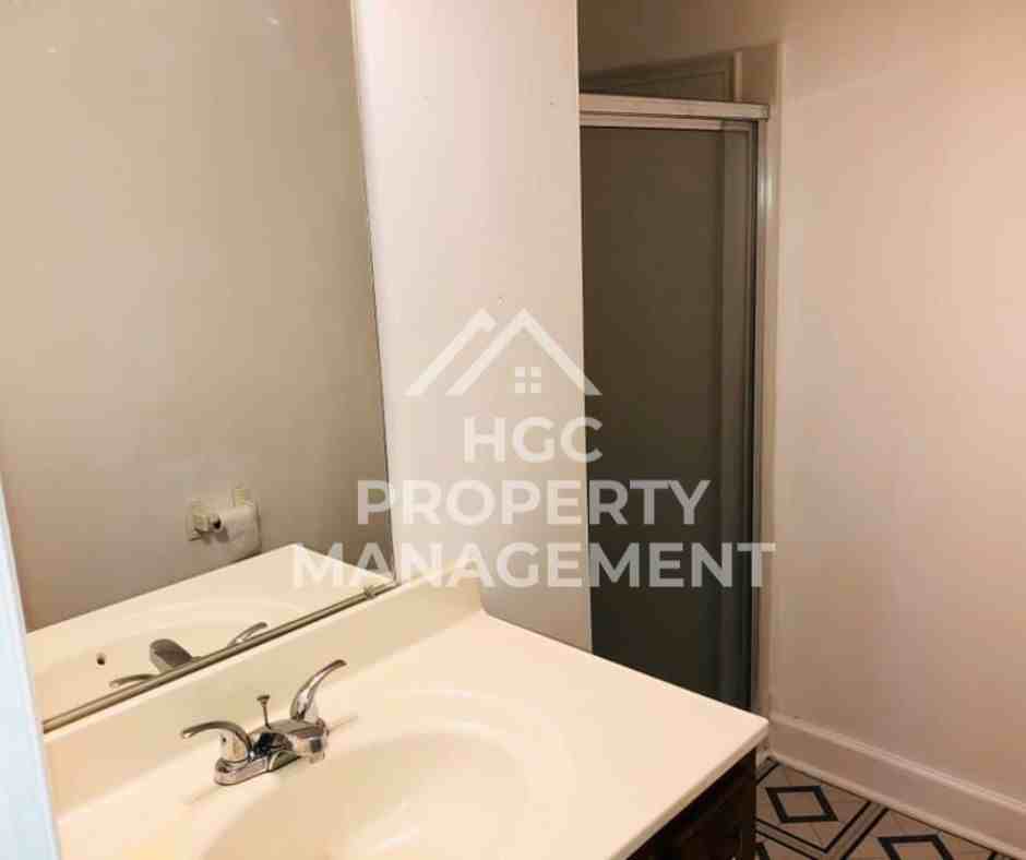 704 Irving Ave #A - Photo 3 of 7