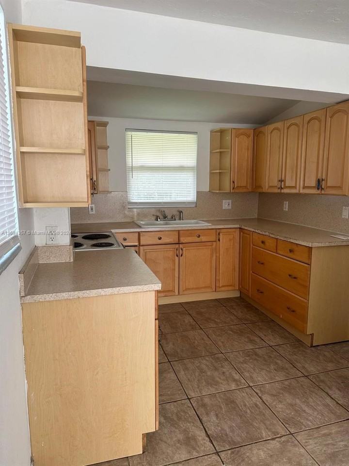 6141 Sw 38th Ct - Photo 2 of 8