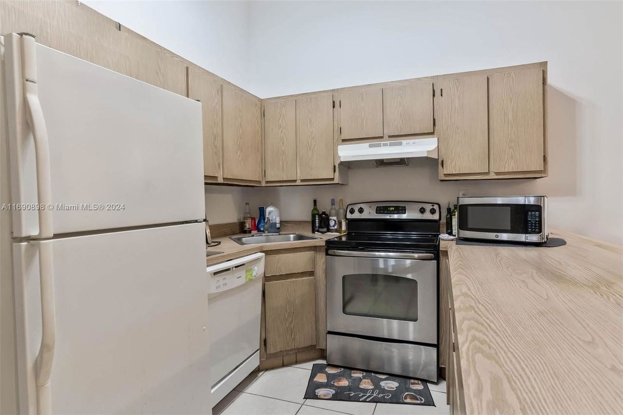 5510 Nw 24th St - Photo 3 of 8