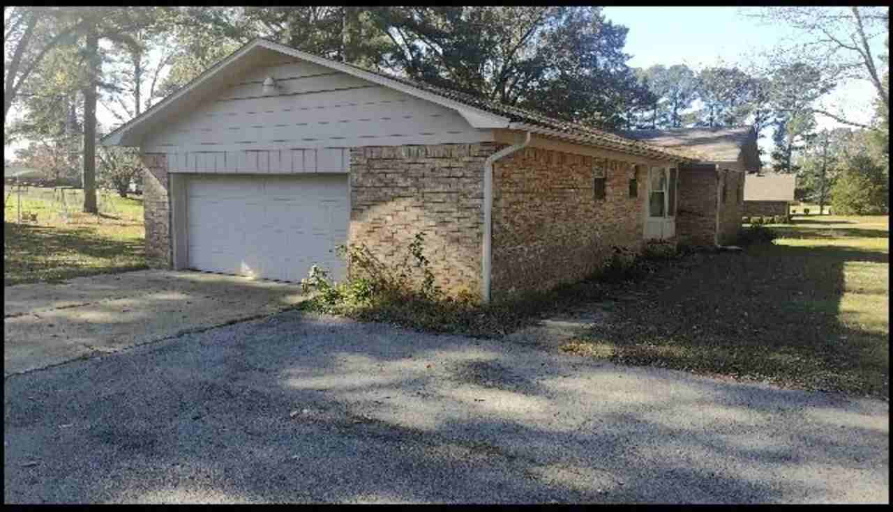 1611 Leawood Dr - Photo 2 of 10