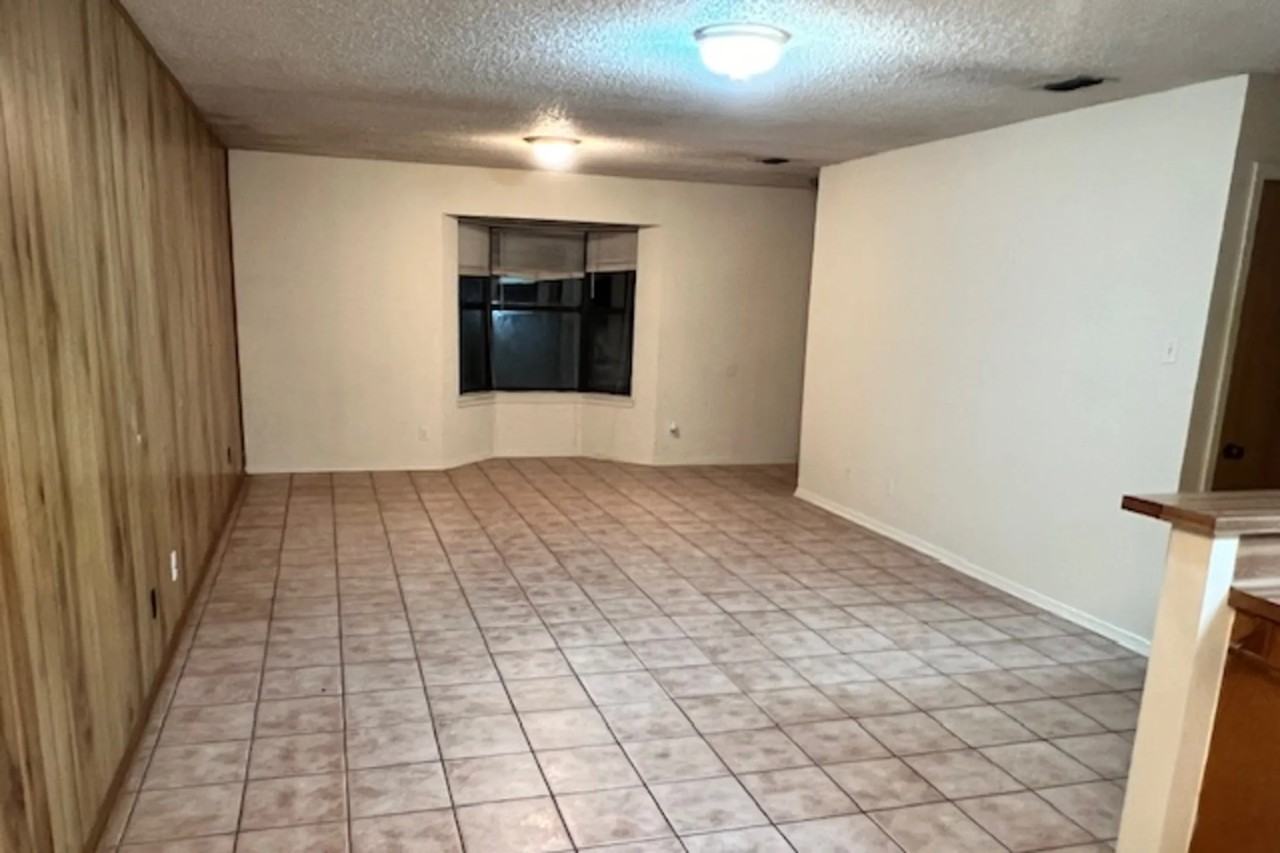 16045 Shoshone Dr - Photo 2 of 9