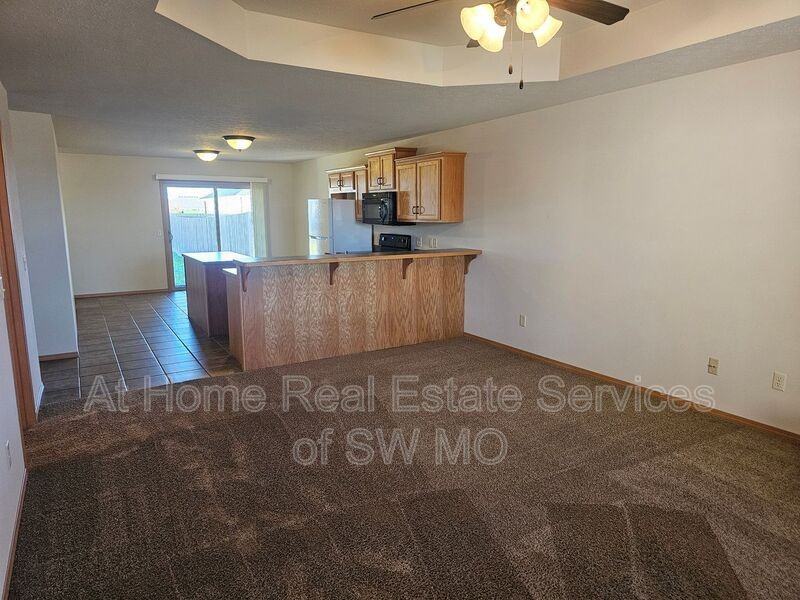 980 N Parkwood Ave - Photo 2 of 9