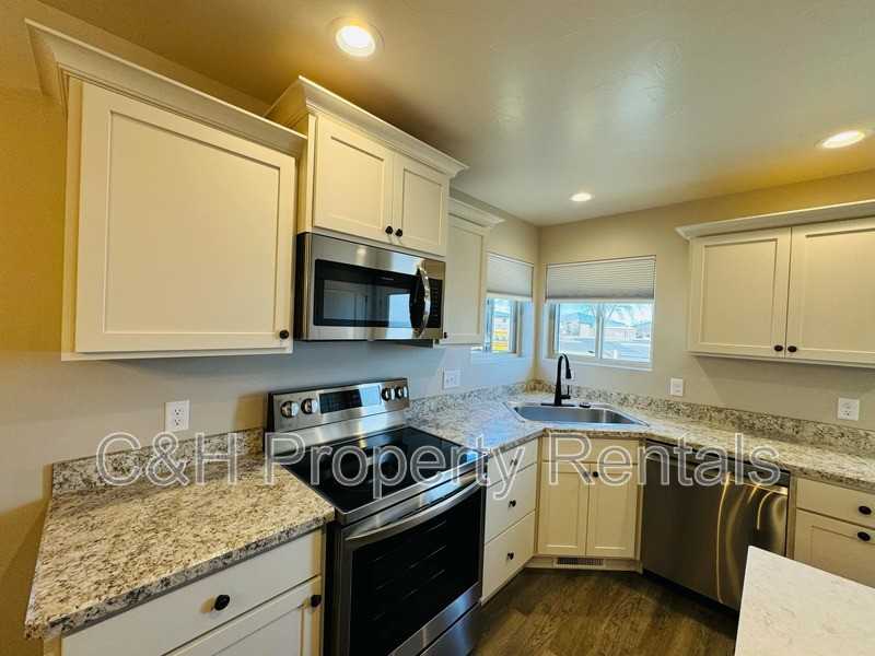 3330 Winchell Ln - Photo 4 of 23