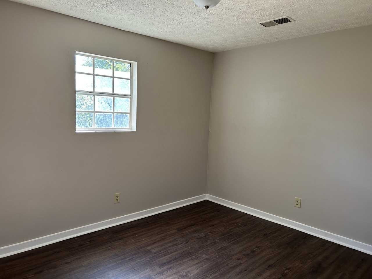 413 N Hill St - Photo 2 of 5