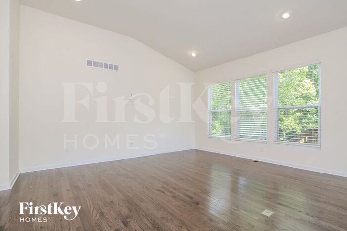 5736 Parkland Ave - Photo 3 of 15