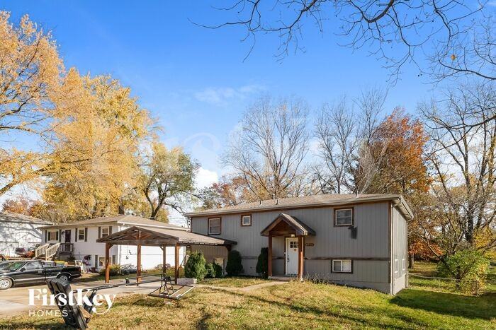 8719 N Grand Ave - Photo 2 of 15