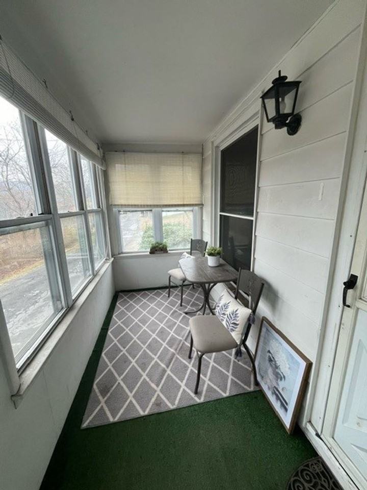 196 N Railroad St - Photo 3 of 14