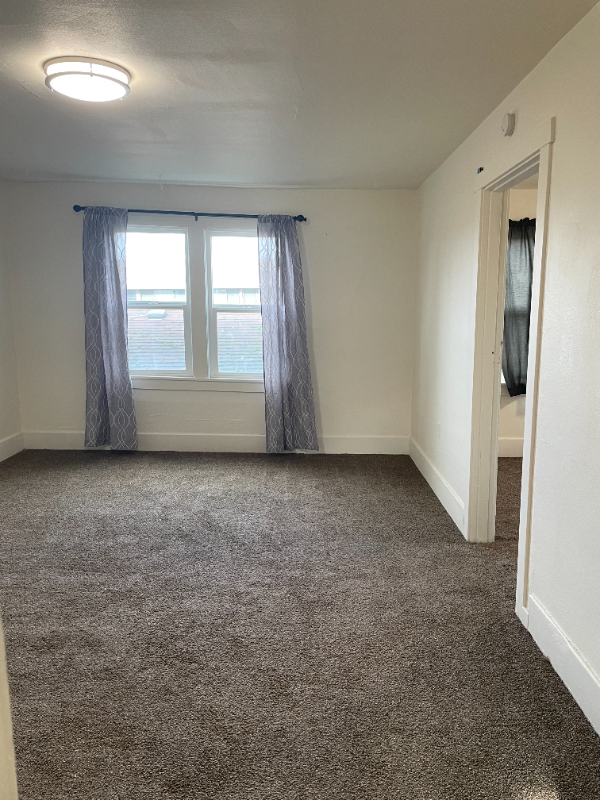 412 1/2 S Lincoln St #2 - Photo 3 of 9