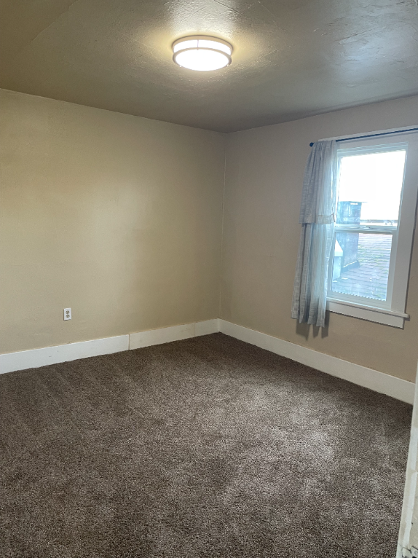 412 1/2 S Lincoln St #2 - Photo 4 of 9