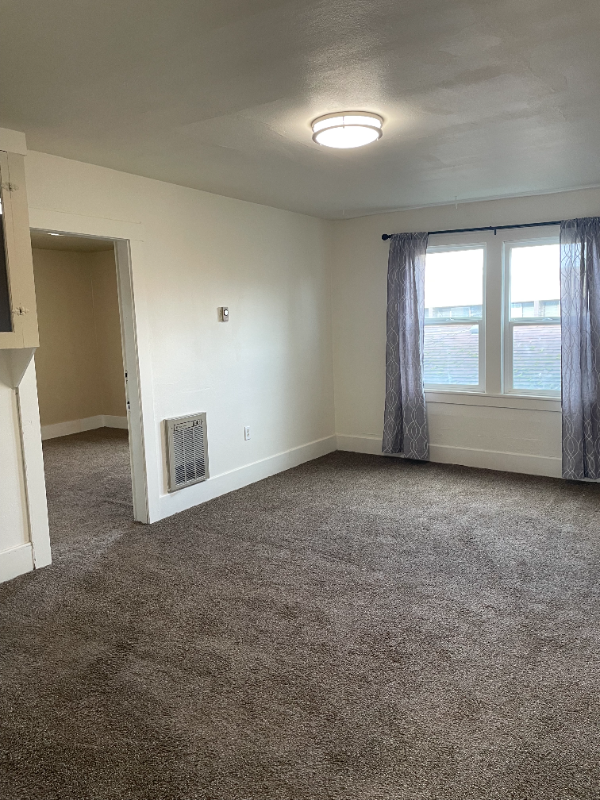 412 1/2 S Lincoln St #2 - Photo 5 of 9