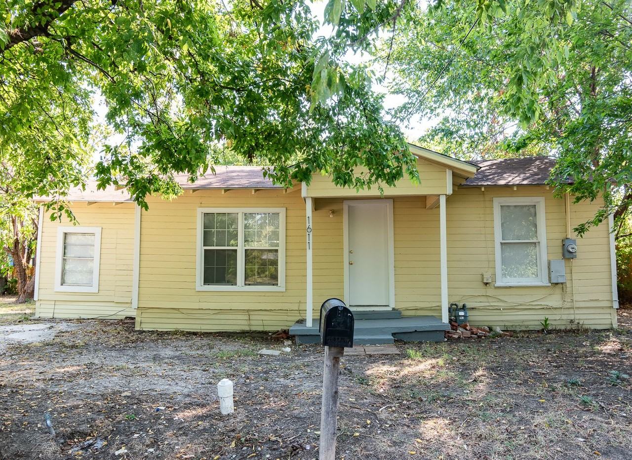 1611 Clark St - Photo 2 of 14