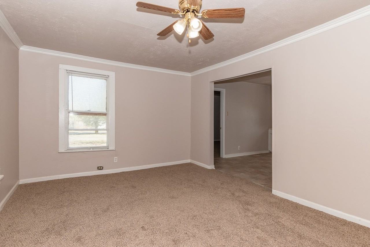 1611 Clark St - Photo 4 of 14