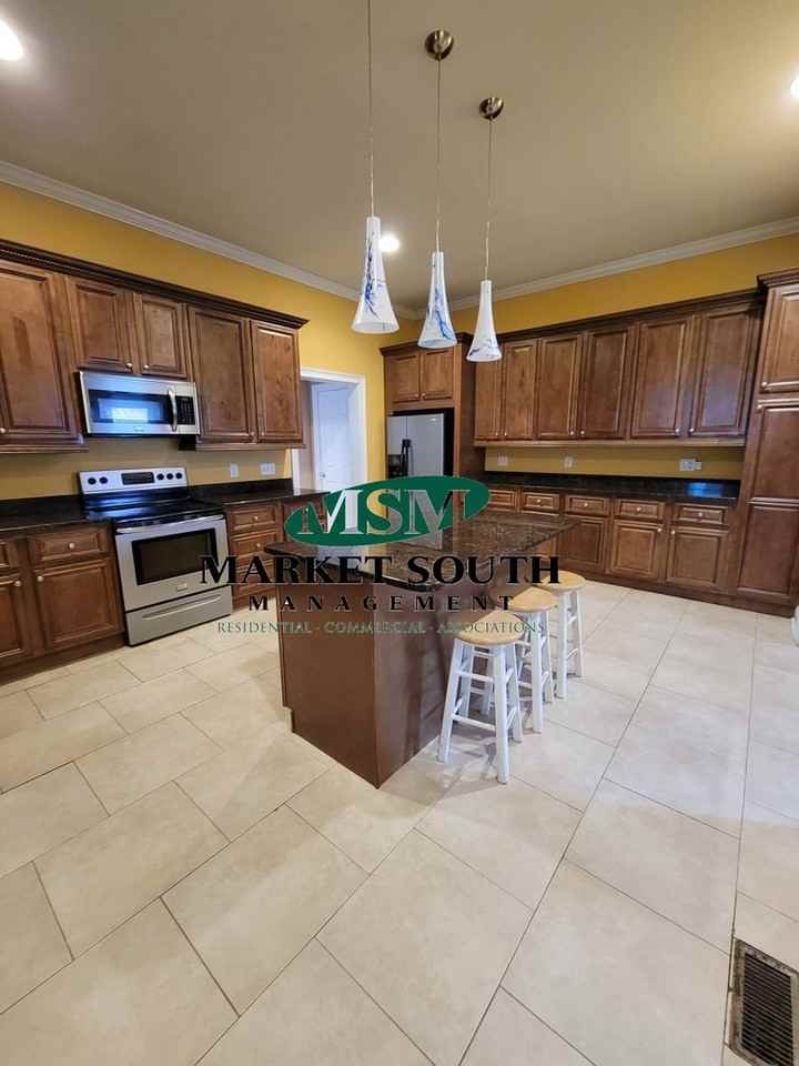 518 W 37th St - Photo 3 of 23