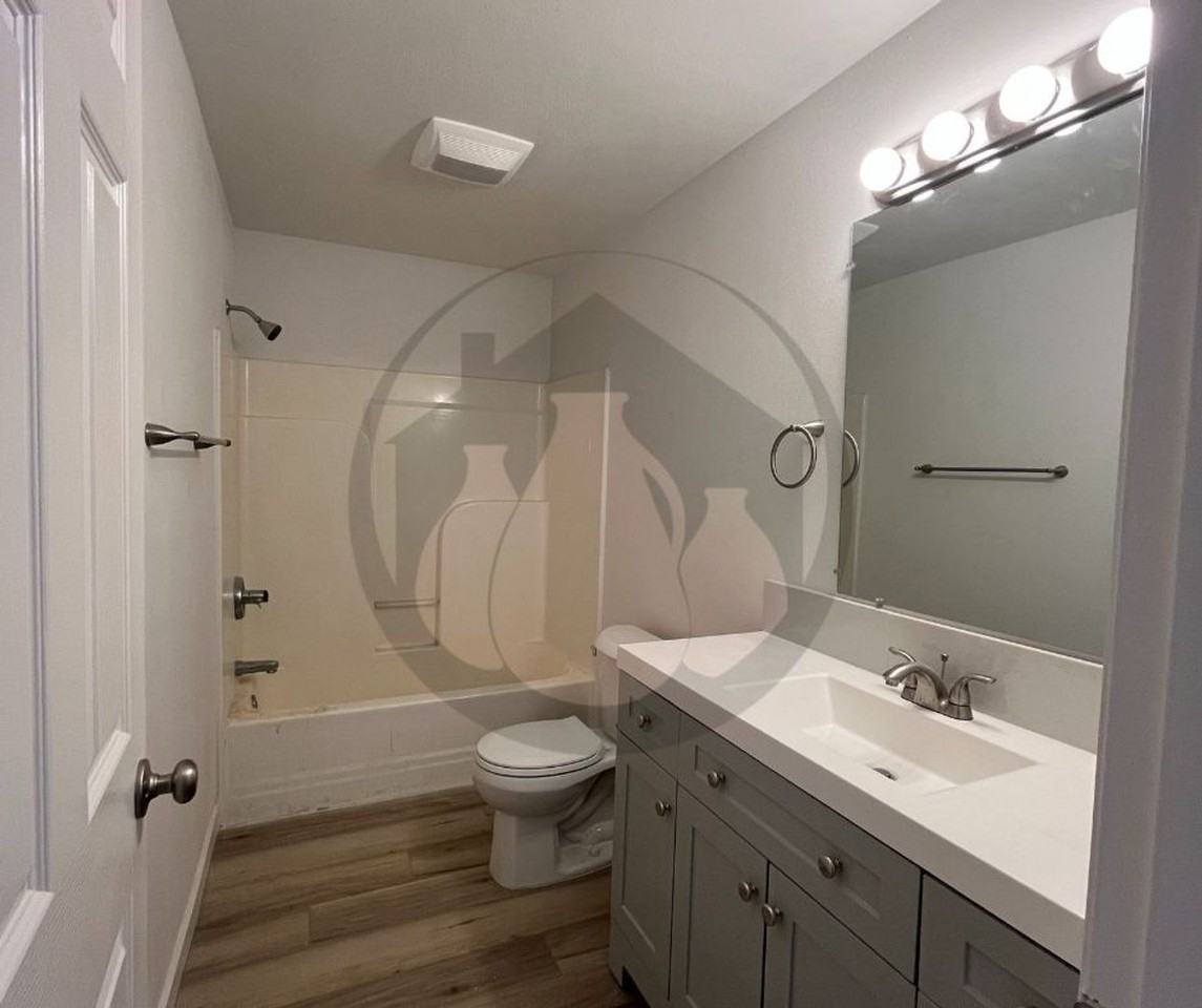 310/314 N Bridge St - Photo 2 of 6