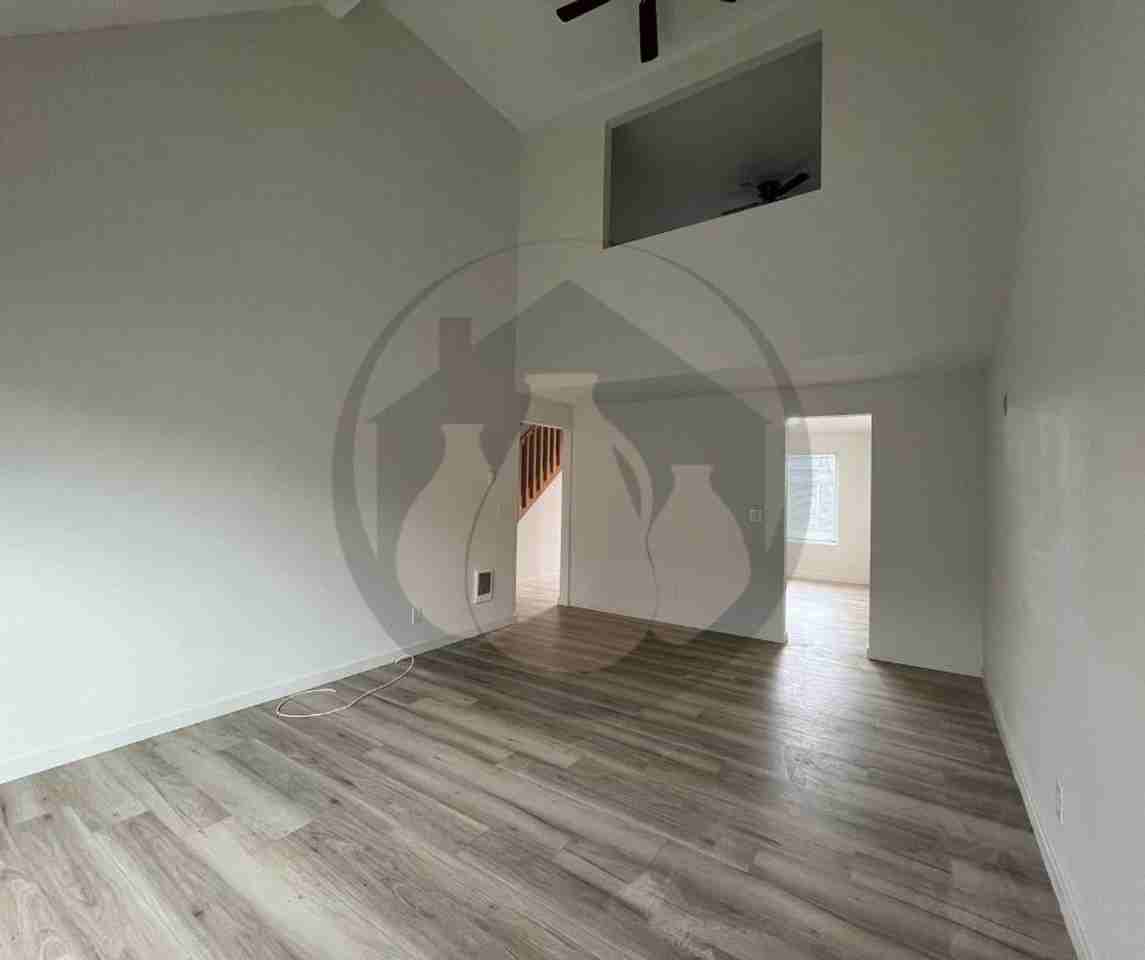 310/314 N Bridge St - Photo 3 of 6