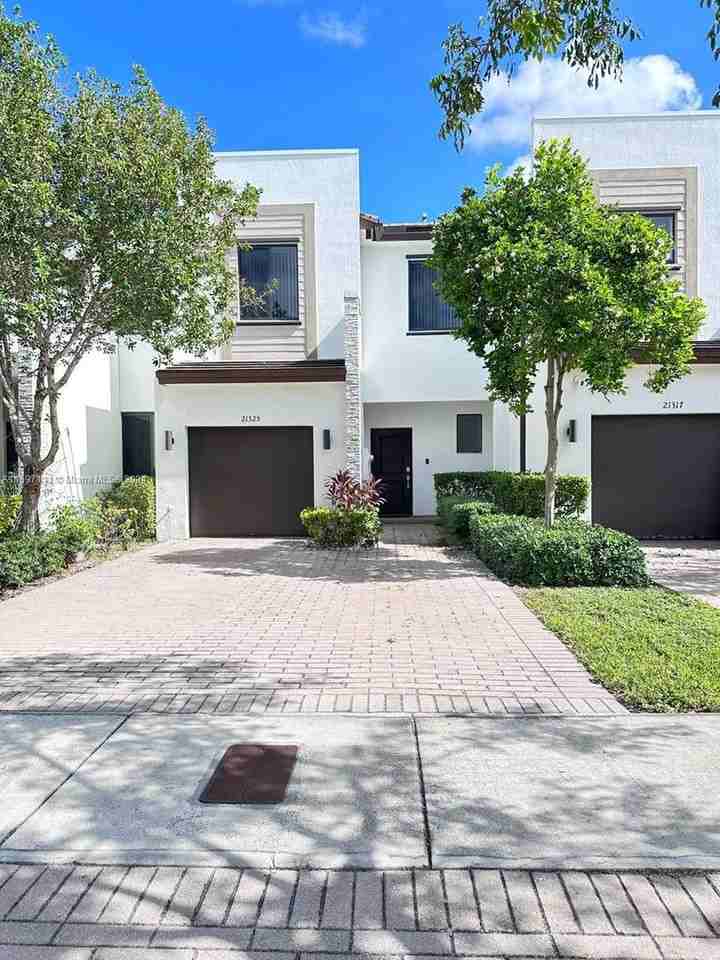 21325 Ne 2nd Ct - Photo 3 of 13