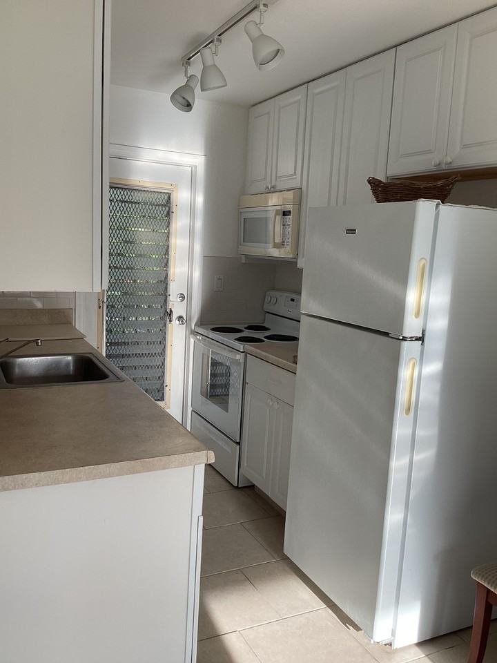 1040 Se 14th Pl #12C - Photo 4 of 9