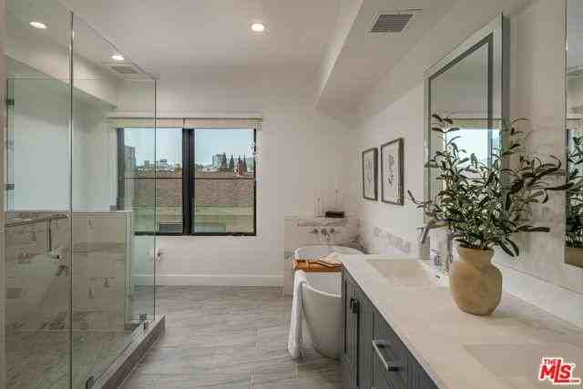 1147 N Beachwood Dr #2 - Photo 2 of 8