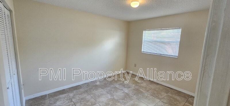 411 Edwin St - Photo 4 of 13