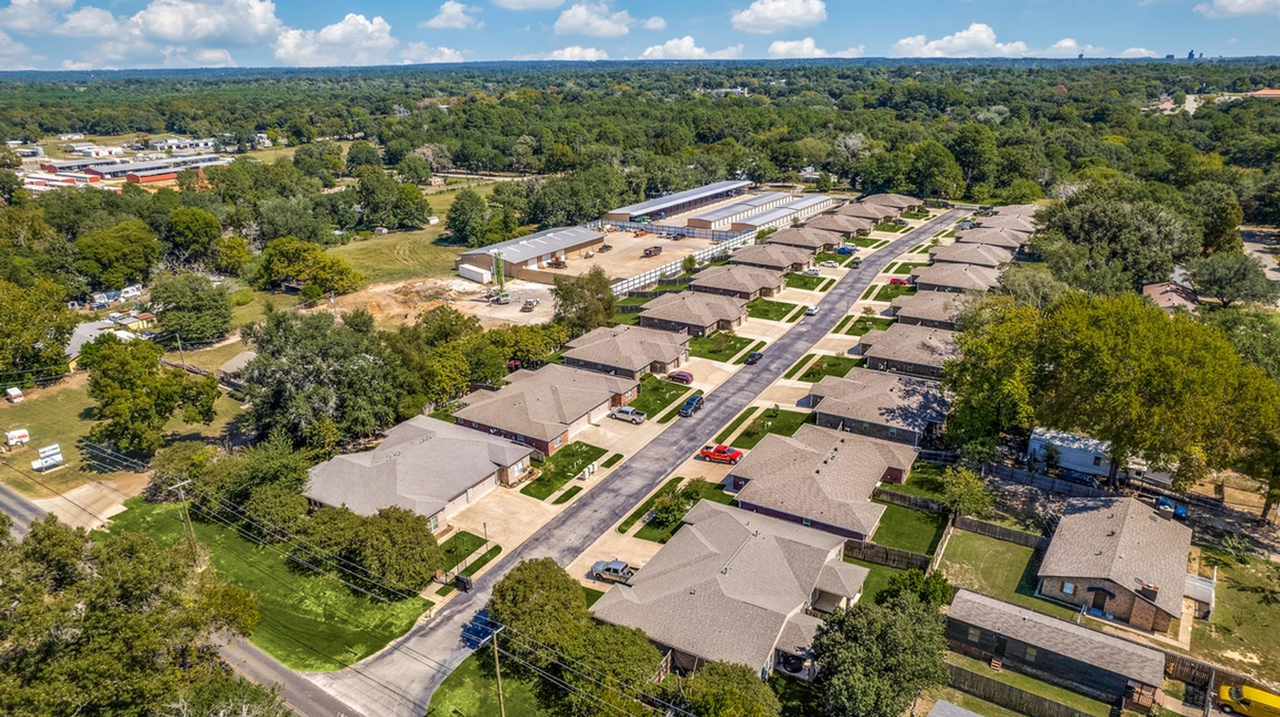 Kara Lynn Place Luxury Homes - Photo 2 of 50