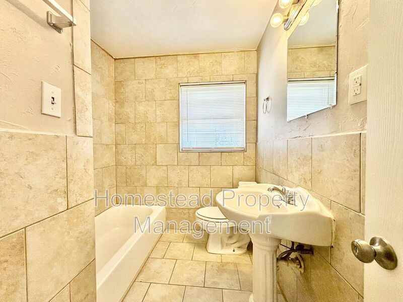 2208 Ne 25th St - Photo 7 of 12