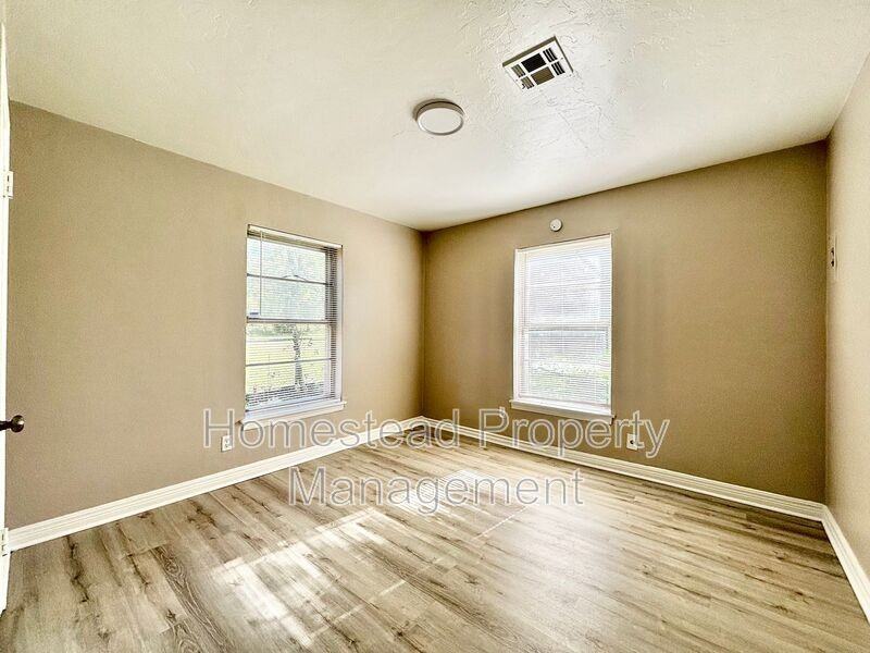 2208 Ne 25th St - Photo 6 of 12