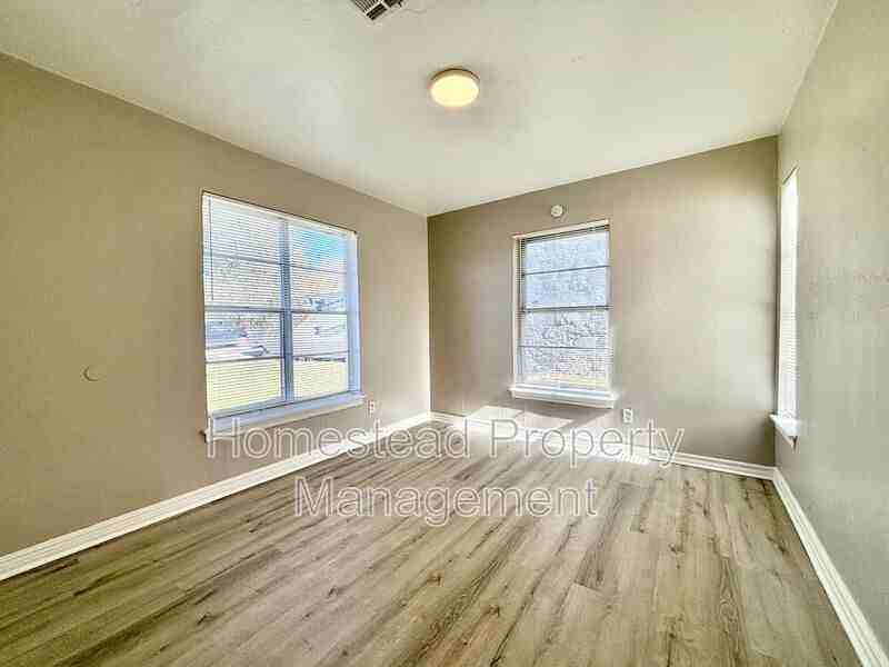 2208 Ne 25th St - Photo 5 of 12