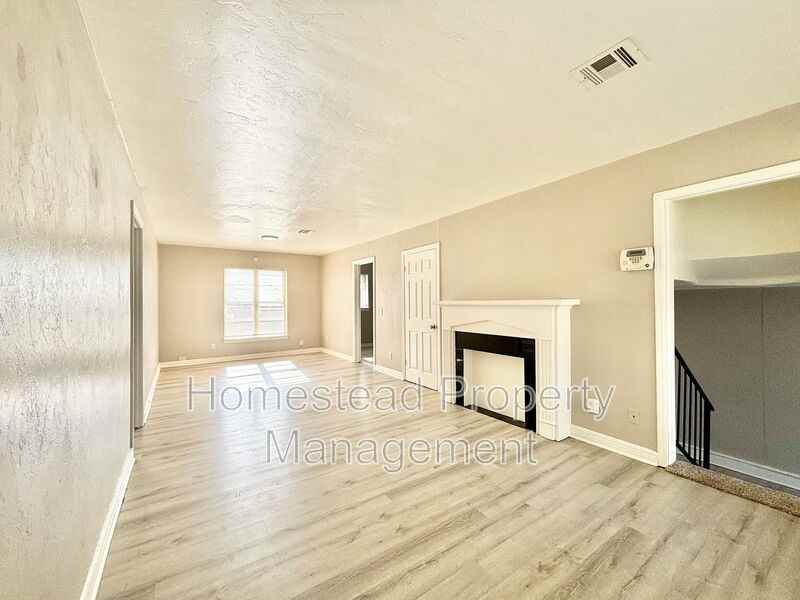 2208 Ne 25th St - Photo 3 of 12