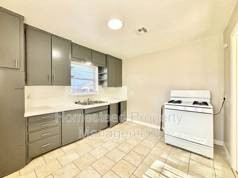 2208 Ne 25th St - Photo 2 of 12