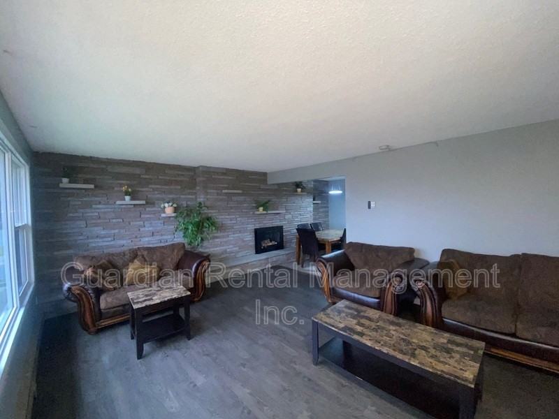 683 John Street #UPPER