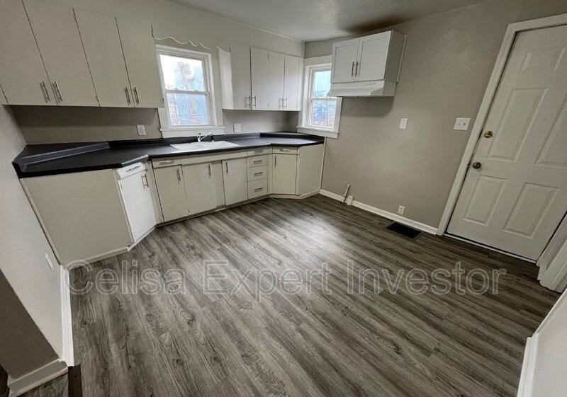 1715 Saint Marys Ave - Photo 4 of 8