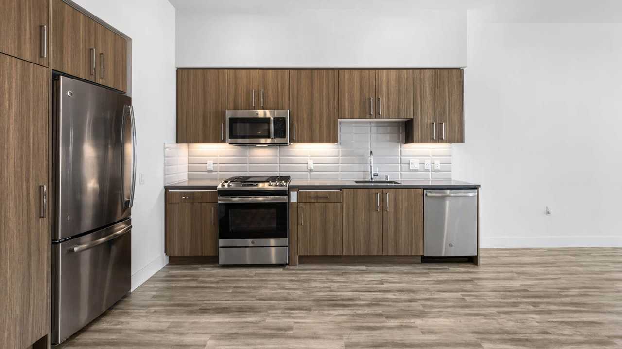 Huxley - Photo 6 of 33