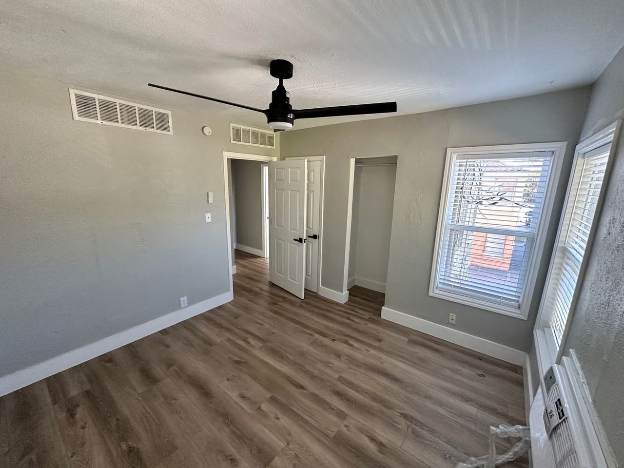 211SE13th St - Photo 3 of 10