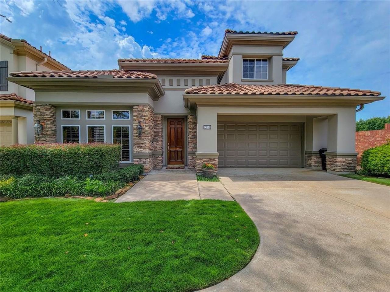 2838 Tudor Mnr - Photo 2 of 30