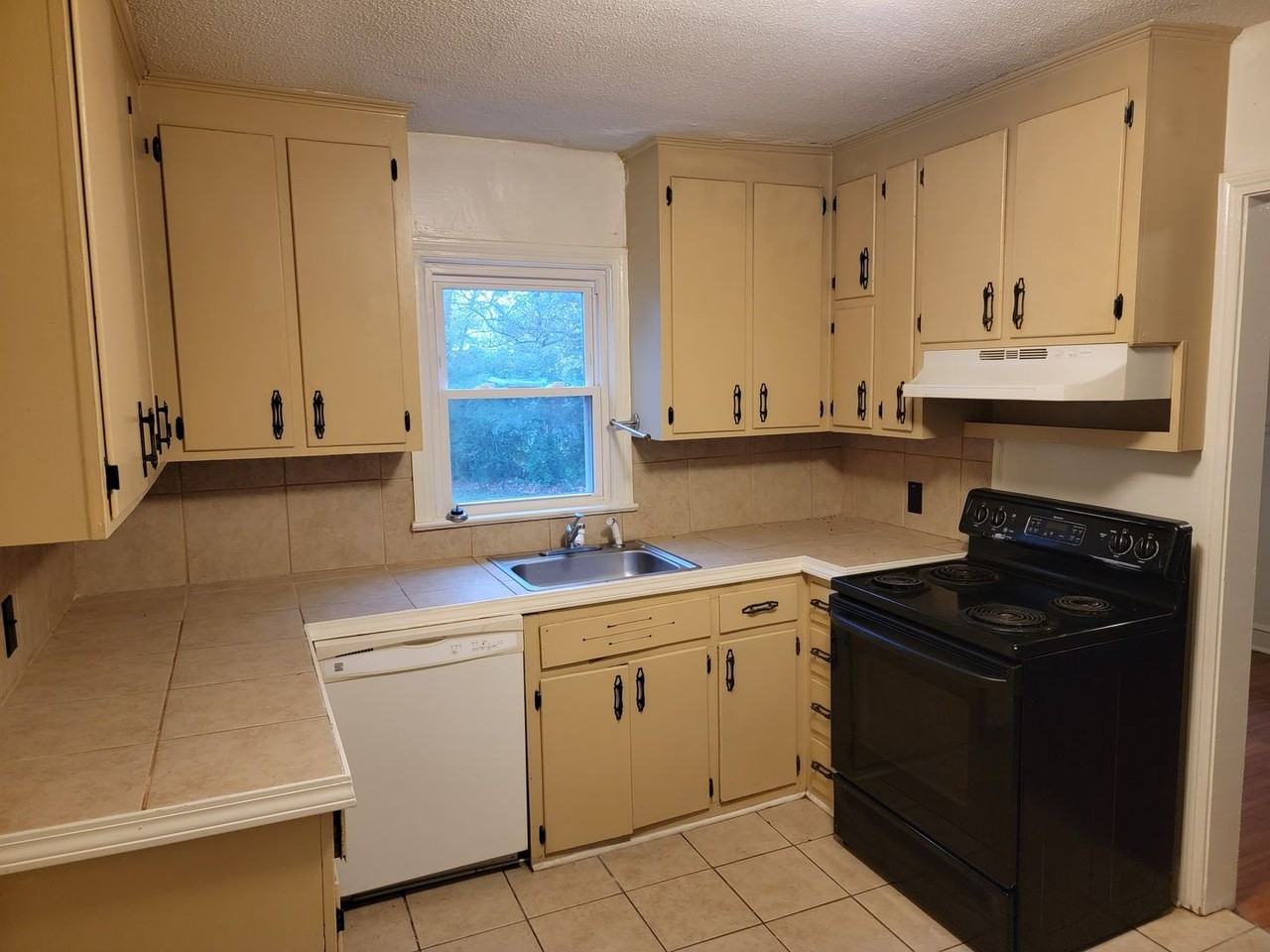 1605 Textile Dr - Photo 2 of 7