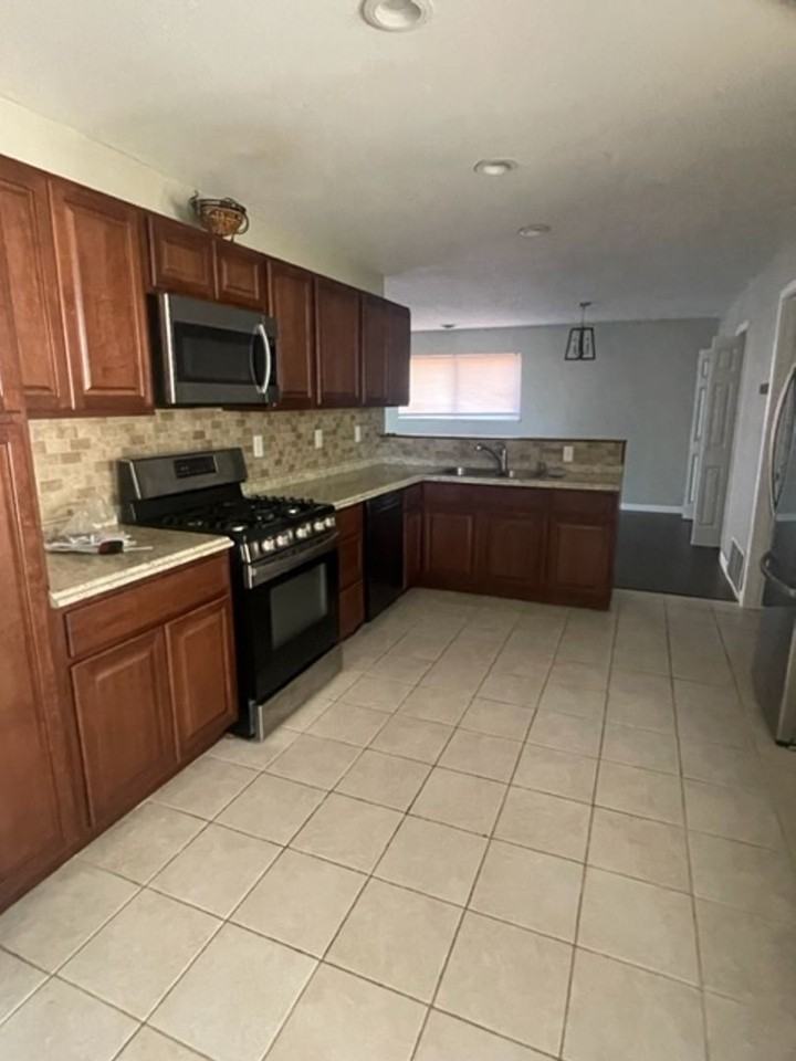 121 Ramblewood Rd - Photo 3 of 13