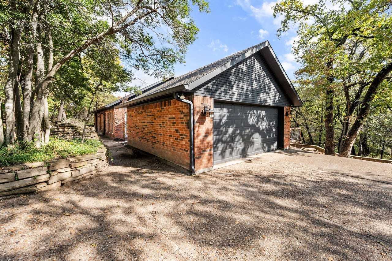 211 Vanshire Rd E - Photo 2 of 31