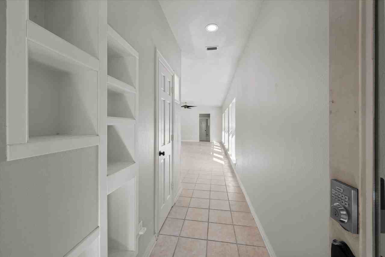 211 Vanshire Rd E - Photo 3 of 31