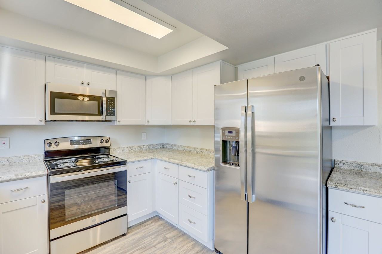 Applewood Crest Townhomes & Apartments - Photo 2 of 50