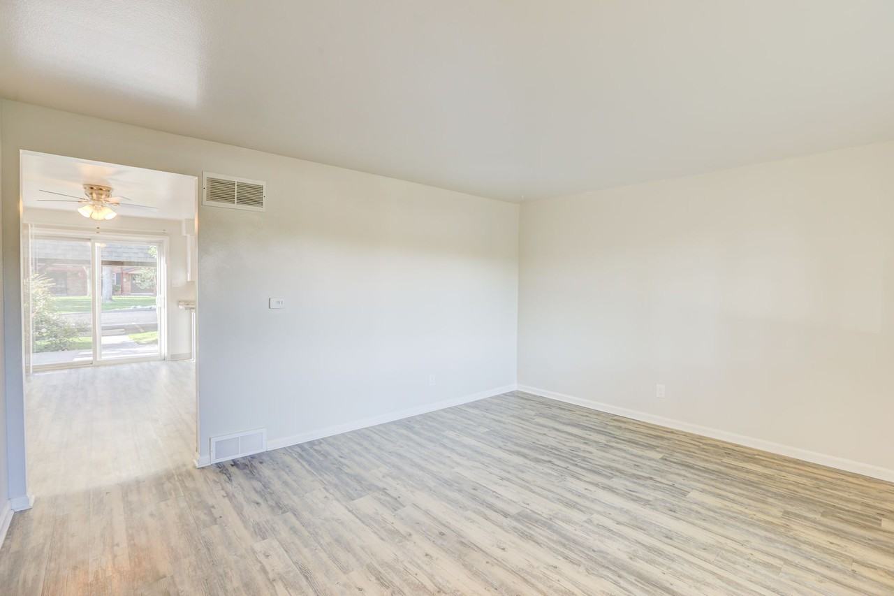 Applewood Crest Townhomes & Apartments - Photo 4 of 50