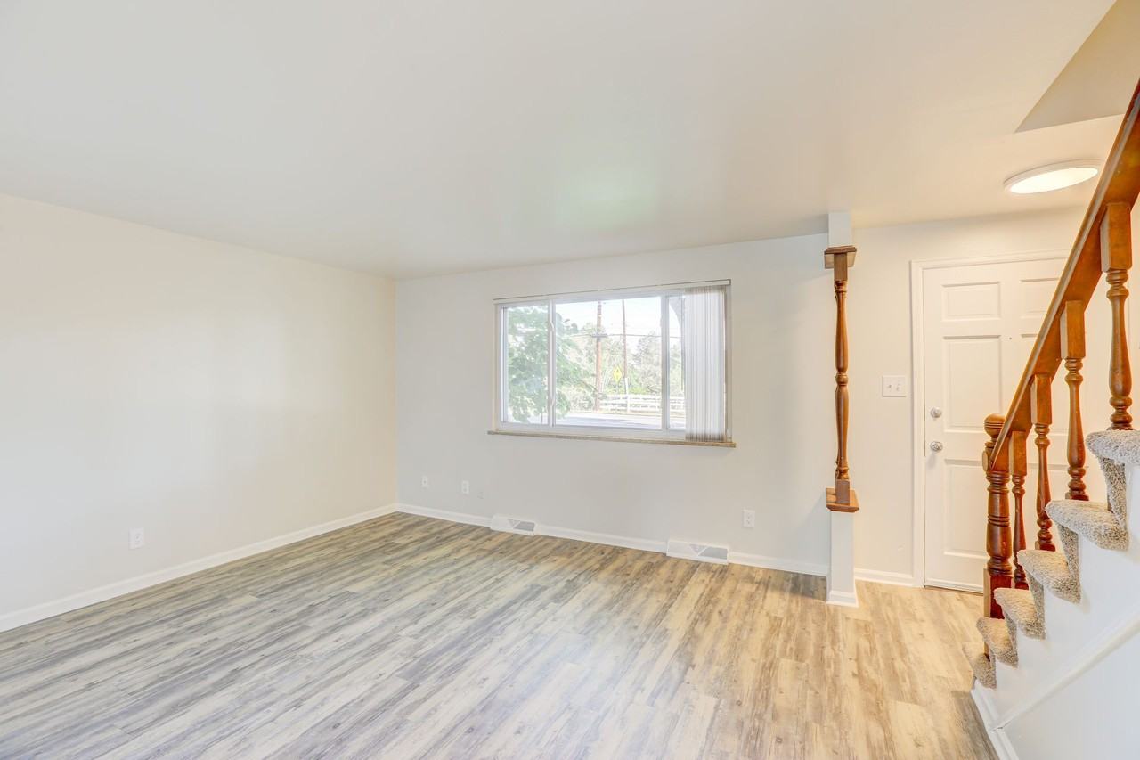 Applewood Crest Townhomes & Apartments - Photo 5 of 50