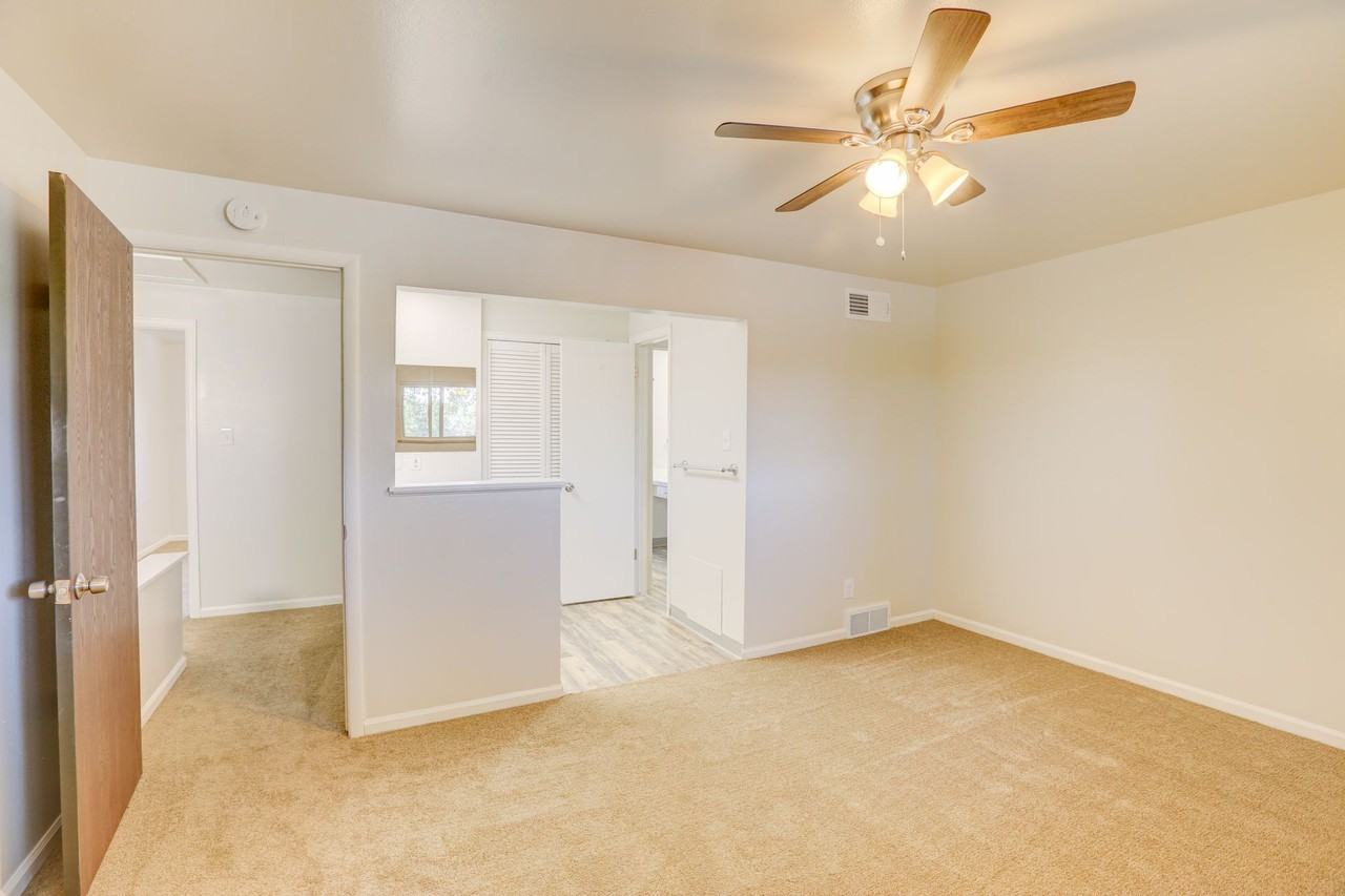 Applewood Crest Townhomes & Apartments - Photo 6 of 50