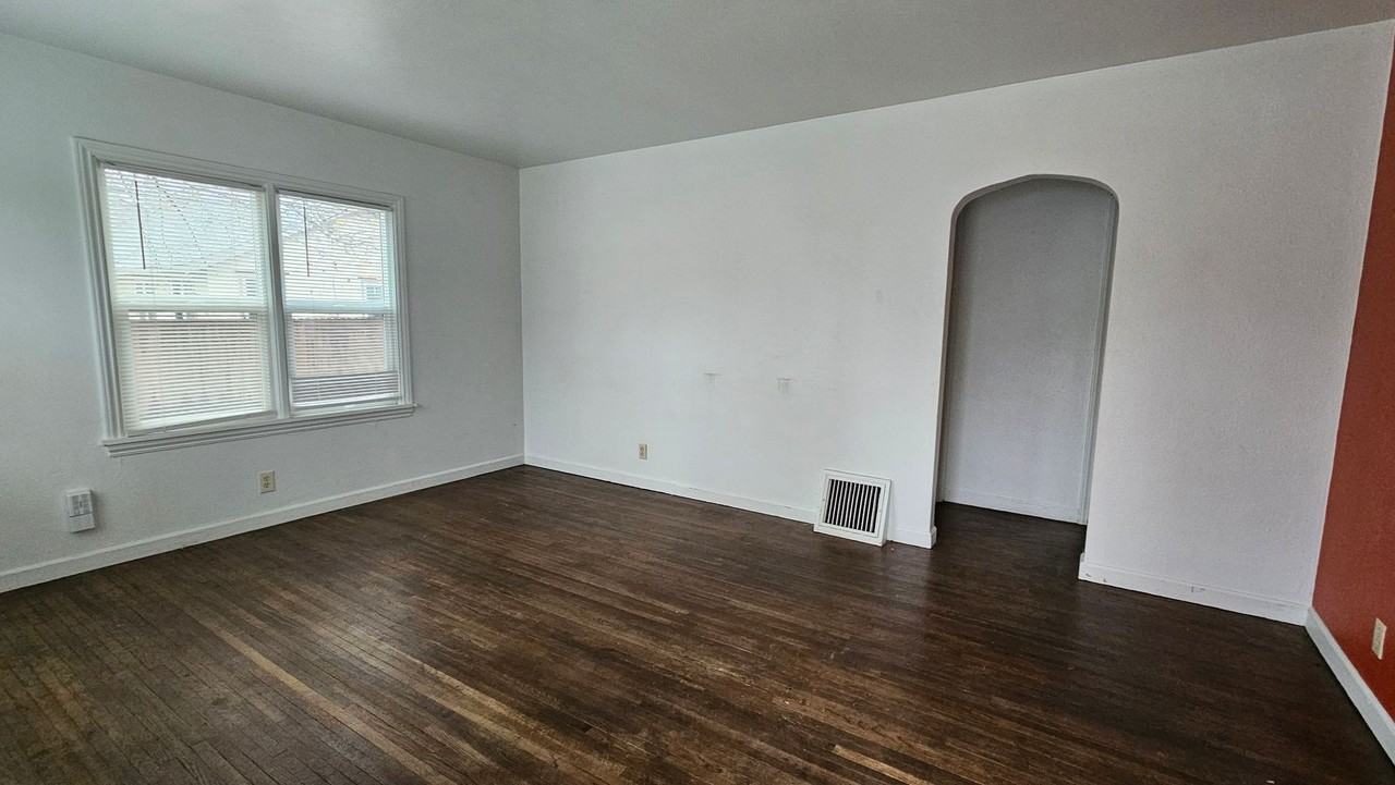 1405 E Front Ave - Photo 2 of 12