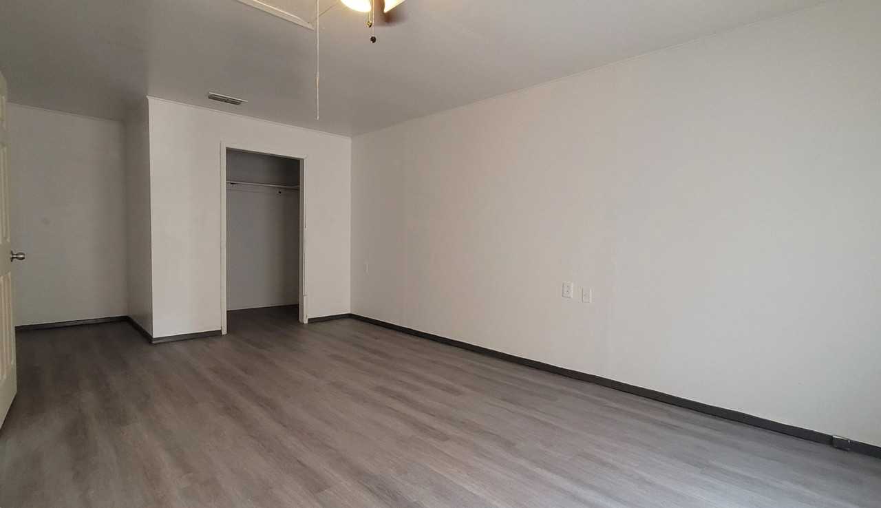 5512 Avenue G - Photo 6 of 17