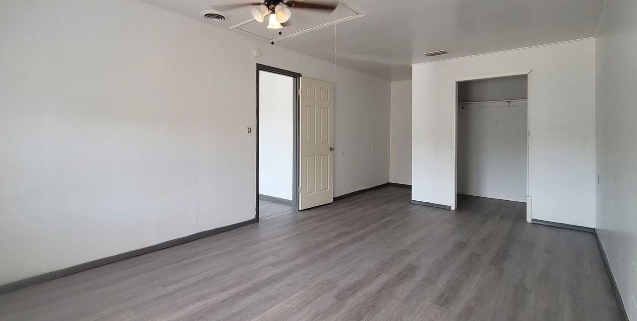 5512 Avenue G - Photo 7 of 17