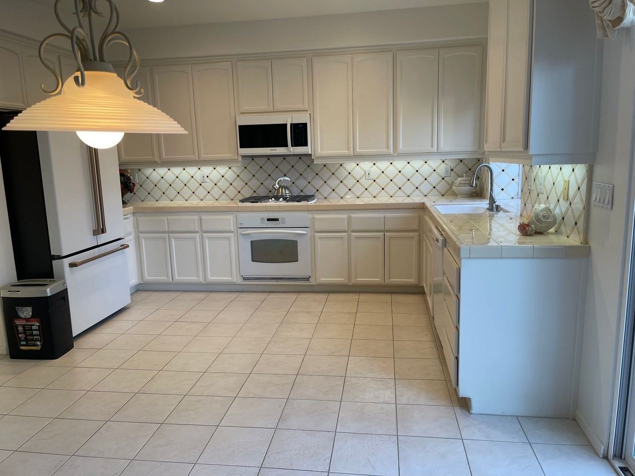 24008 Hillview Ln - Photo 3 of 27