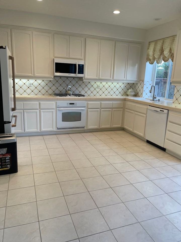 24008 Hillview Ln - Photo 2 of 27