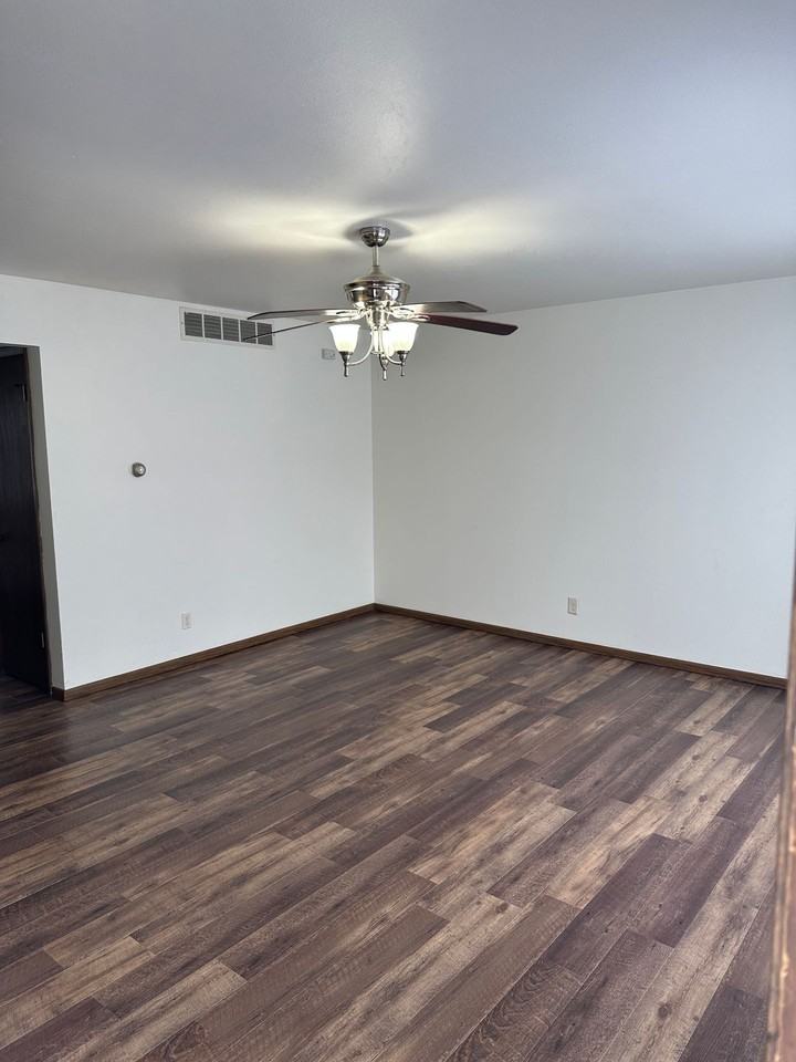 Large 2 bedroom townhomes with carport - Photo 3 of 20