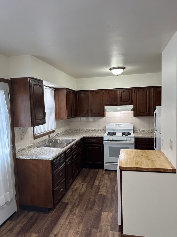 Large 2 bedroom townhomes with carport - Photo 5 of 20